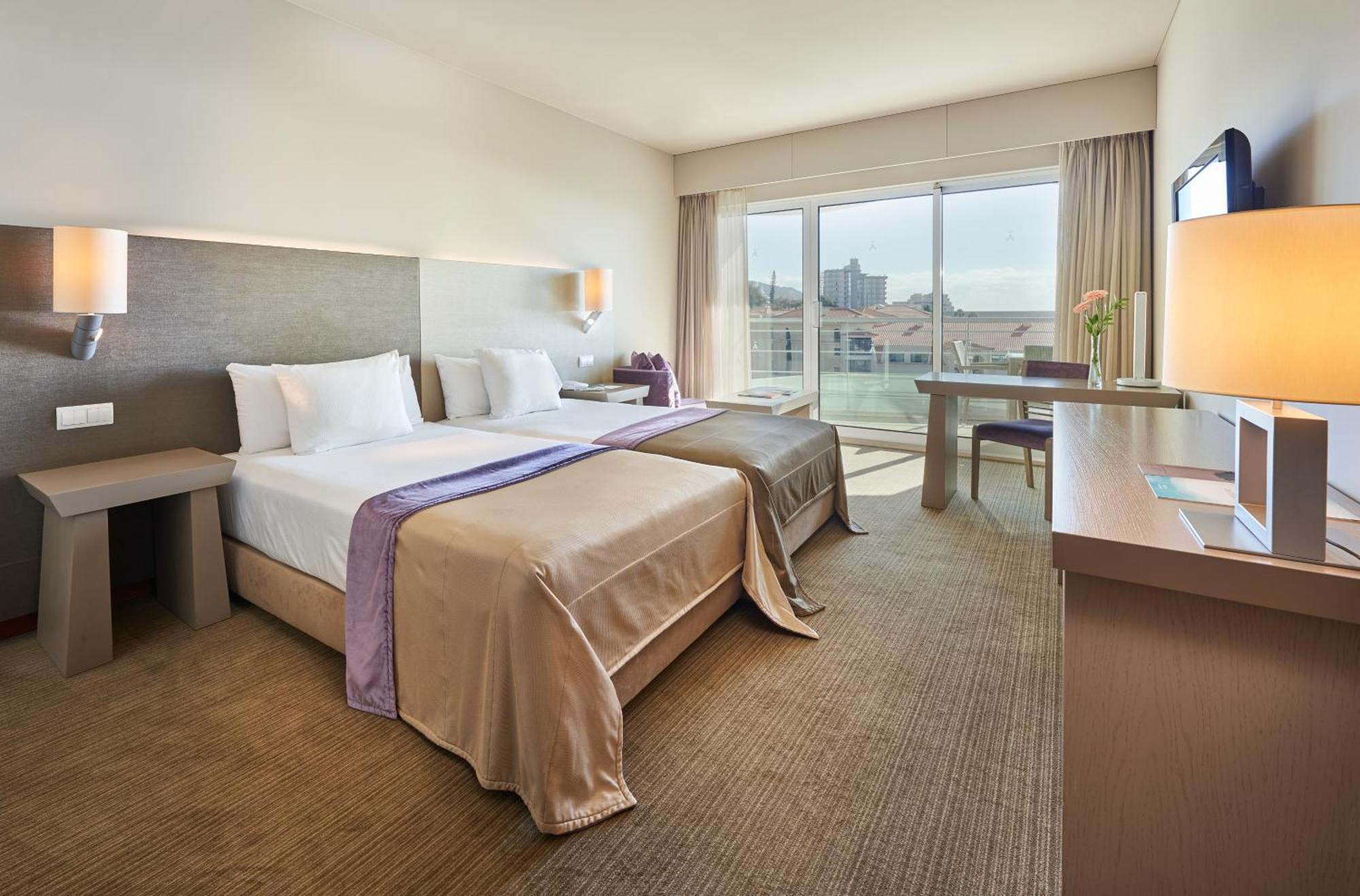 Отель Melia Madeira Mare Фуншал Номер фото A room at the hotel